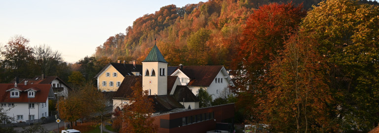 Friedenskirche mit Herbstlaub