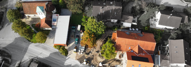 Friedenskirche mit Kindergarten im Herbst